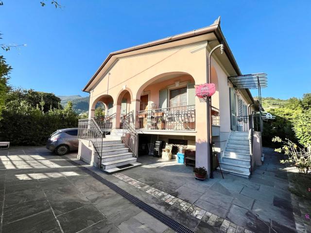 Case e ville in vendita di 181 m² in Via della Pace, 47