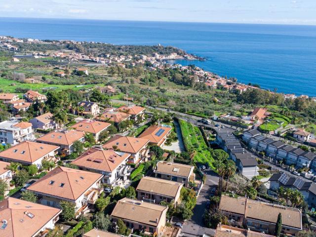 Case e ville in vendita di 181 m² in Via Vampolieri