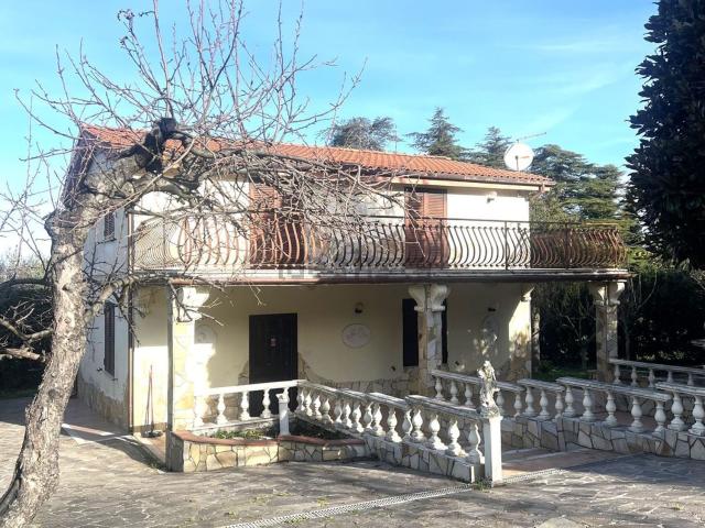Case e ville in vendita di 182 m² in Via dei Pini, 2