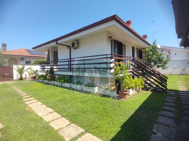 Case e ville in vendita di 182 m² in Via Francesco Morlacchi