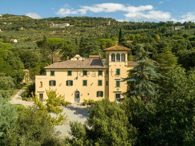 Case e ville in vendita di 1858 m² in Via Nazionale, 24