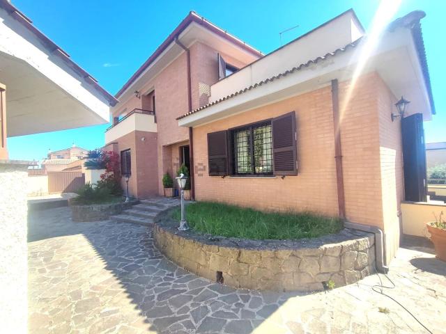 Case e ville in vendita di 185 m² in Via Castronovo di Sicilia