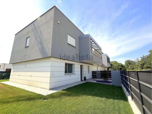 Case e ville in vendita di 185 m² in Via Cesare Battisti