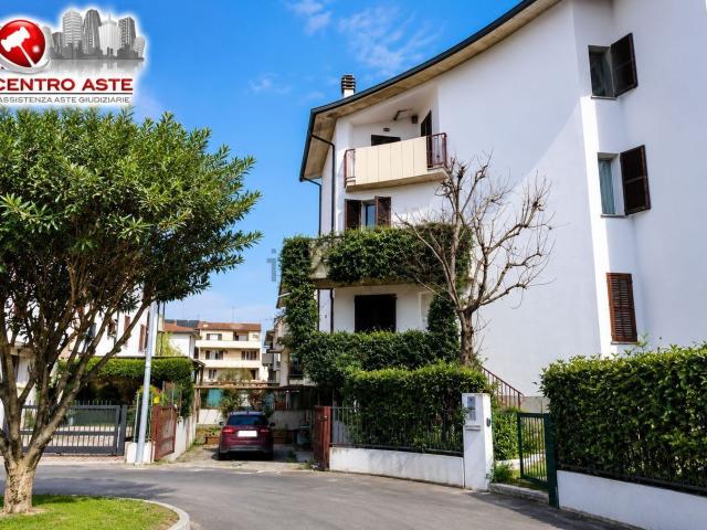 Case e ville in vendita di 185 m² in Via Amleto Bertoni