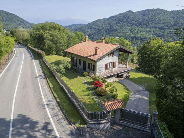 Case e ville in vendita di 185 m² in Via Alto Vergante, 6