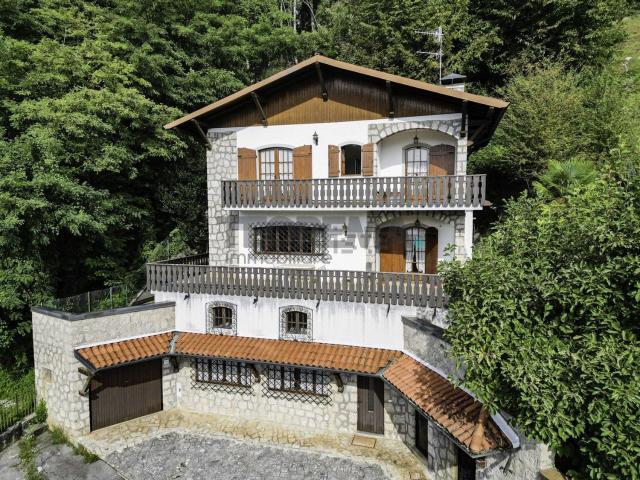 Case e ville in vendita di 185 m² in Via dei Castagni, 138