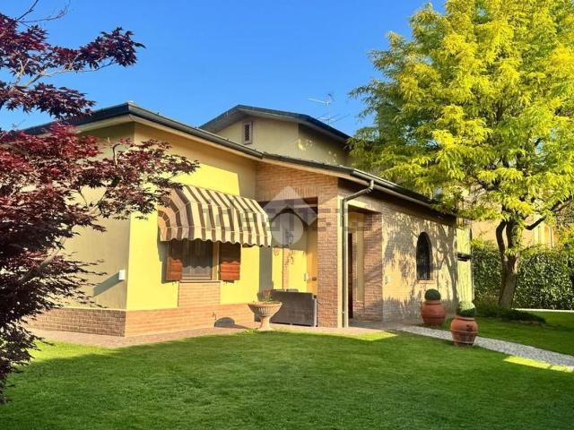 Case e ville in vendita di 185 m² in Via Leonardo da Vinci, 36