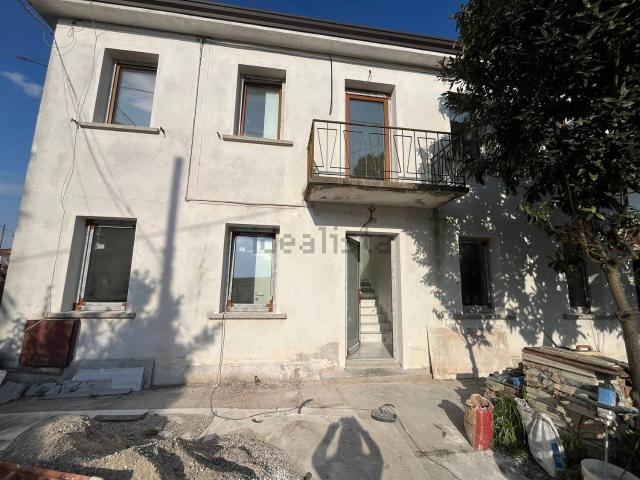 Case e ville in vendita di 185 m² in Via Porto Menai, 72