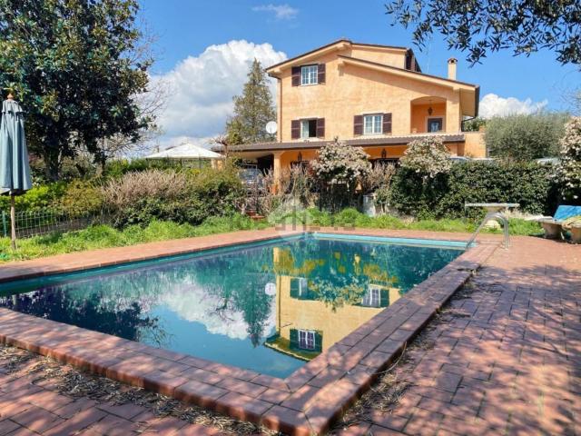 Case e ville in vendita di 186 m² in Via Colle Santo Giudico, 128