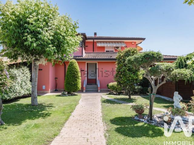 Case e ville in vendita di 187 m² in Via Commercio