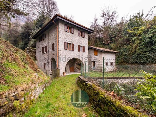 Case e ville in vendita di 187 m² in Via Acquafredda