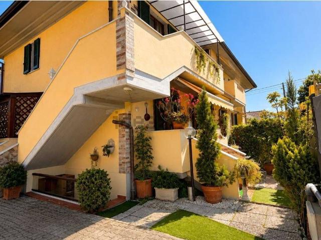 Case e ville in vendita di 188 m² in Via Pandolfino, 137