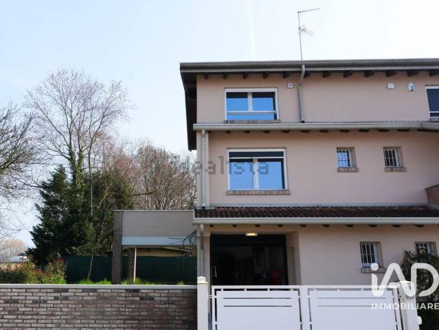 Case e ville in vendita di 189 m² in Via A. Saccani, 4