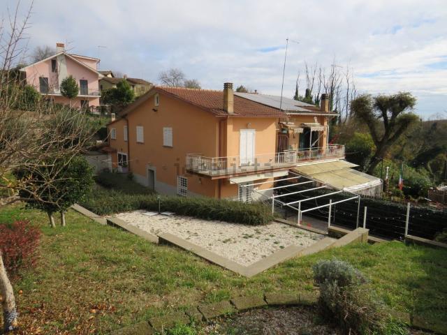 Case e ville in vendita di 190 m² in Via Caprarola