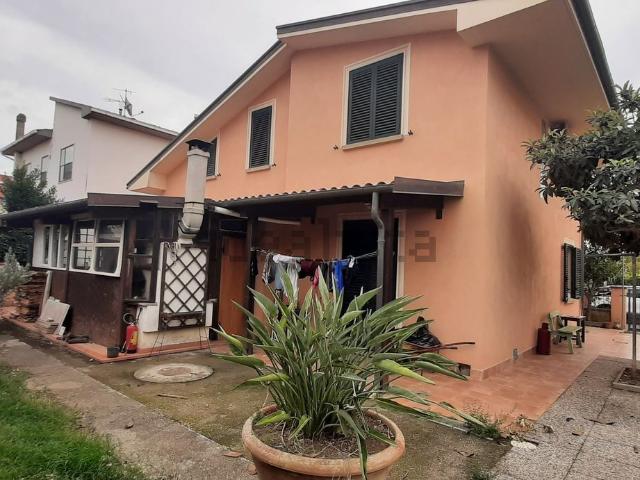 Case e ville in vendita di 190 m² in Via Cristoforo Colombo, 2