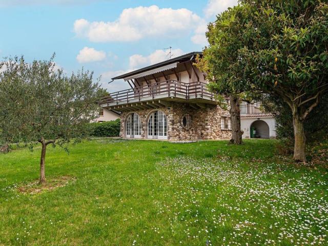 Case e ville in vendita di 190 m² in Via Adige, 6