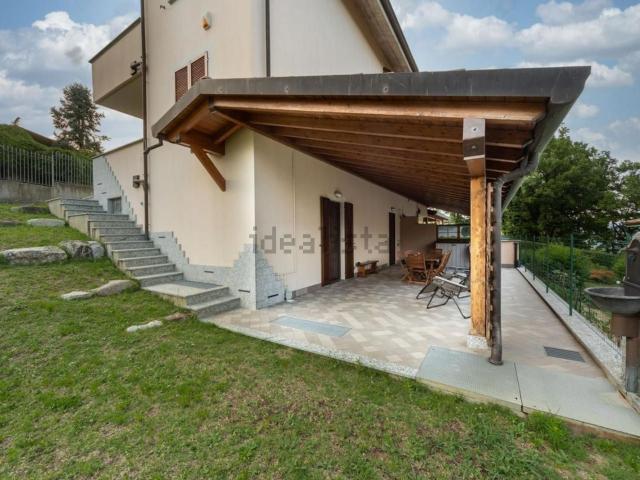 Case e ville in vendita di 190 m² in Via Aldo Moro, 4