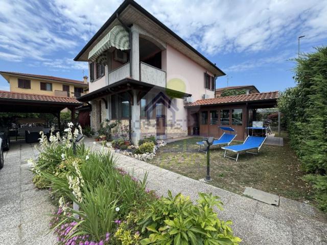 Case e ville in vendita di 190 m² in Via G. Leopardi