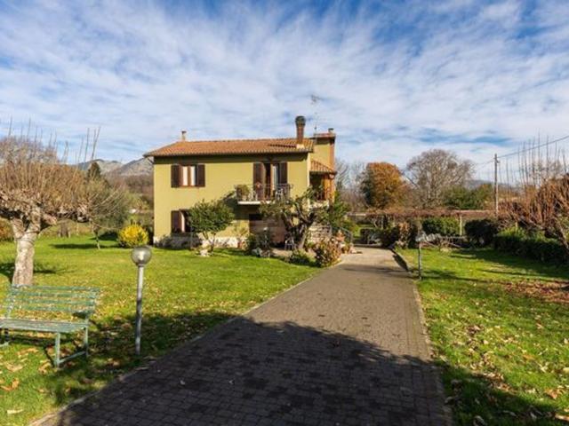 Case e ville in vendita di 190 m² in Via della Selce, 229