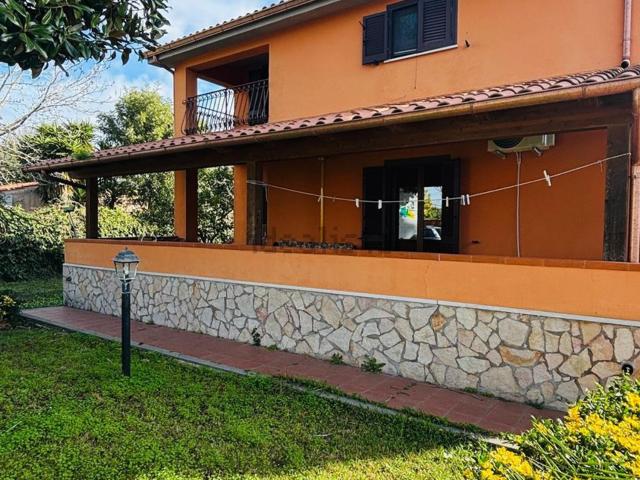 Case e ville in vendita di 190 m² in Via delle Campanule, 5