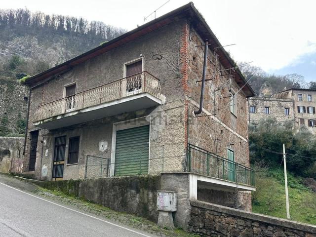 Case e ville in vendita di 190 m² in Via Filippo Prosperi, 128