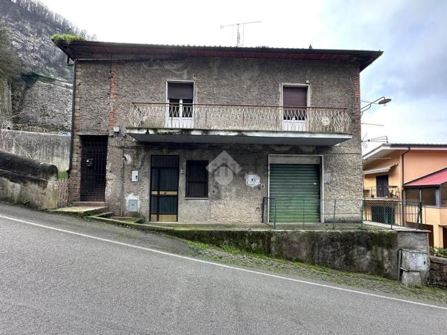 Case e ville in vendita di 190 m² in Via Filippo Prosperi, 128