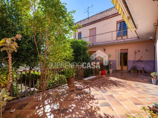 Case e ville in vendita di 190 m² in Via Francesco Cangialosi, 27