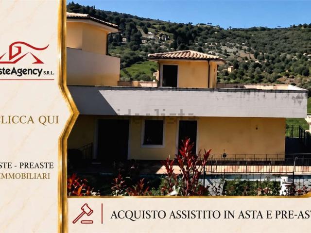 Case e ville in vendita di 190 m² in Via Franco Alfano