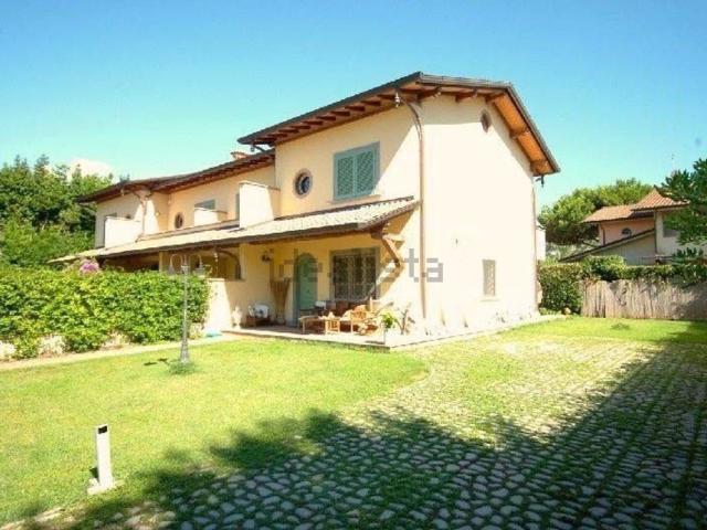 Case e ville in vendita di 190 m² in Via L. Quartieri
