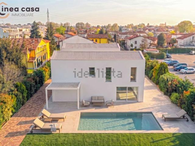 Case e ville in vendita di 190 m² in Via Lucania, 13