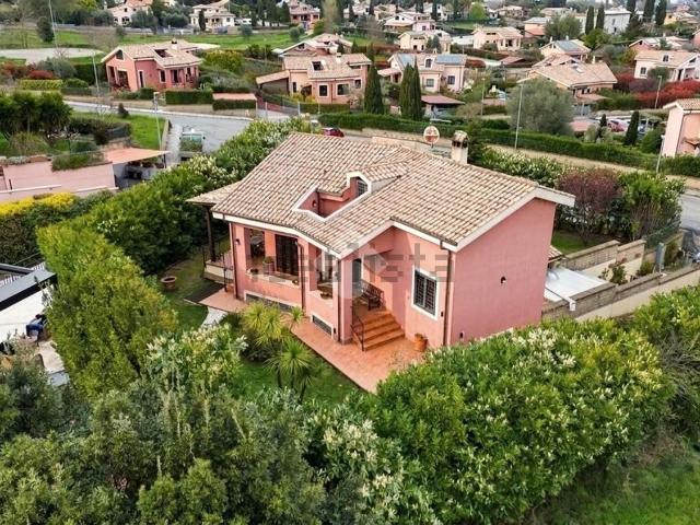 Case e ville in vendita di 190 m² in Via Maurizio Formisano, 6
