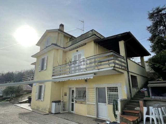 Case e ville in vendita di 190 m² in Via Mainello, 45
