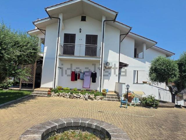 Case e ville in vendita di 190 m² in Via Sicilia, 10