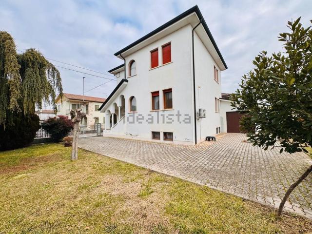 Case e ville in vendita di 190 m² in Via Pierdomenico Frattini, 82