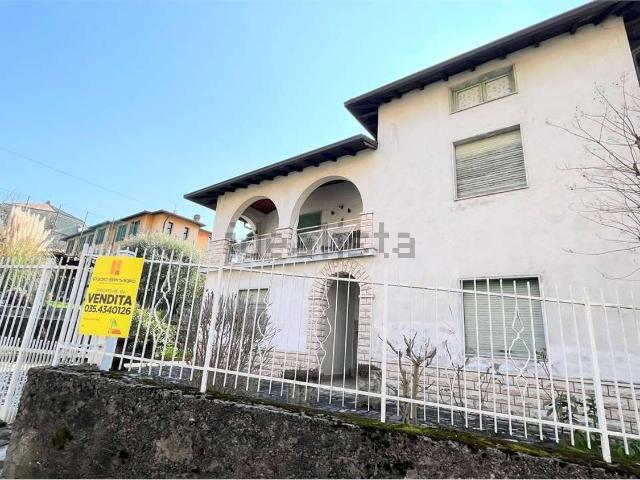 Case e ville in vendita di 190 m² in Via Roma, 5