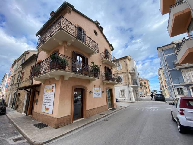 Case e ville in vendita di 190 m² in Via Raffaello D&apos Urbino, 5
