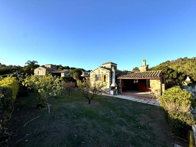 Case e ville in vendita di 190 m² in Via Tanca S&apos Ollastu, 5