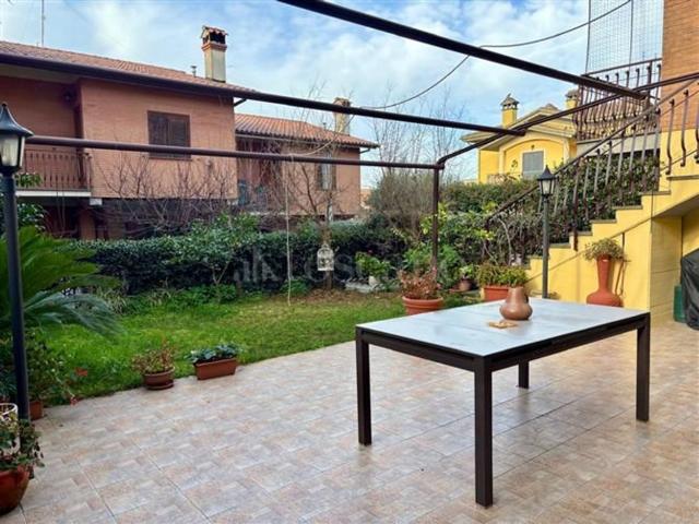 Case e ville in vendita di 190 m² in Via Taro