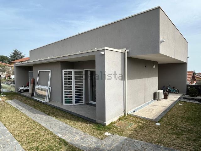 Case e ville in vendita di 190 m² in Via Ugo Foscolo, 16