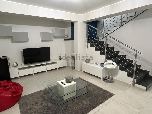 Case e ville in vendita di 190 m² in Via Ugo Foscolo, 16