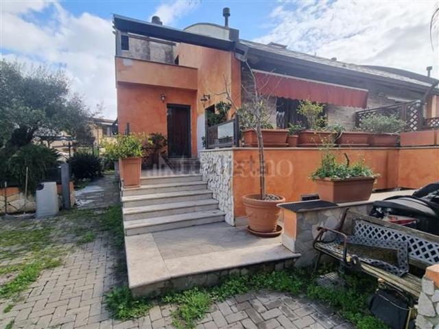 Case e ville in vendita di 190 m² in Via Ugo Rellini