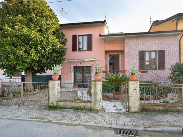 Case e ville in vendita di 190 m² in Via Valdinievole Sud, 17
