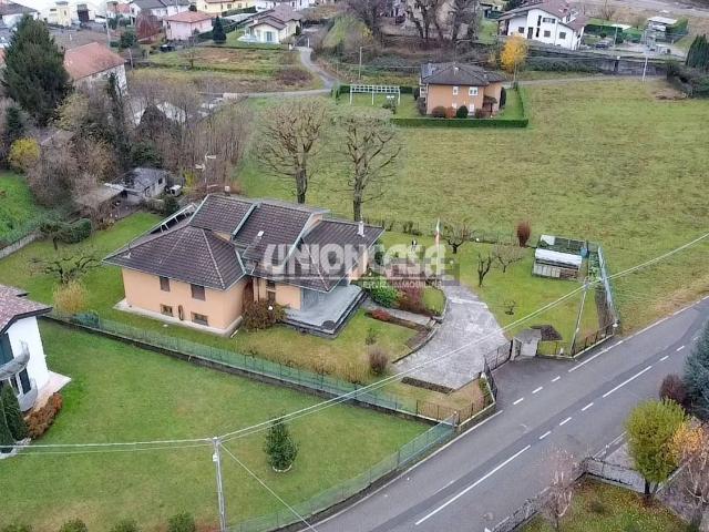 Case e ville in vendita di 190 m² in Via Valli, 7