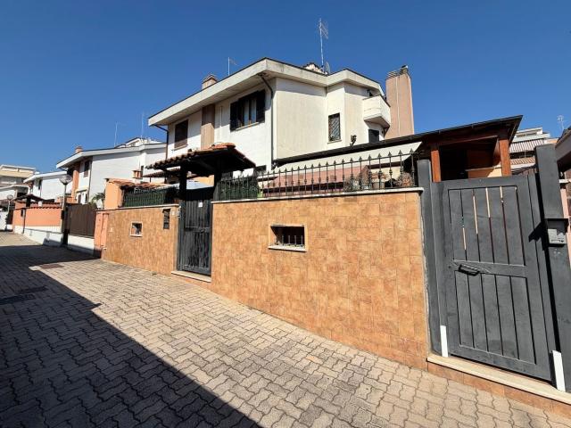 Case e ville in vendita di 190 m² in Via Yvon de Begnac