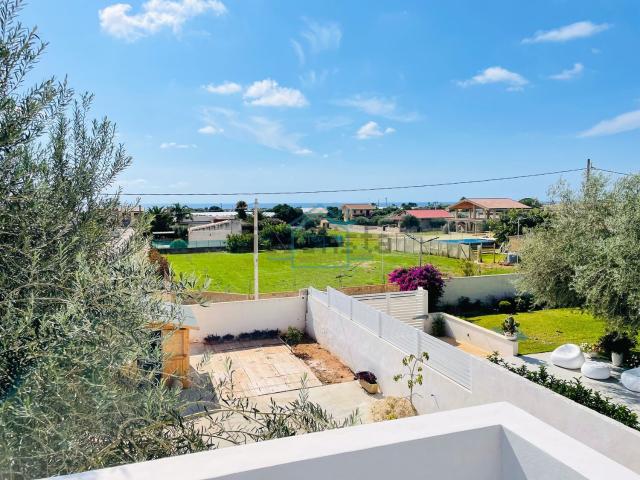 Case e ville in vendita di 190 m² in Viale Euro 2002, 261