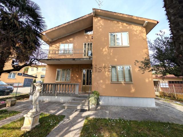 Case e ville in vendita di 191 m² in Via Gemona, 44