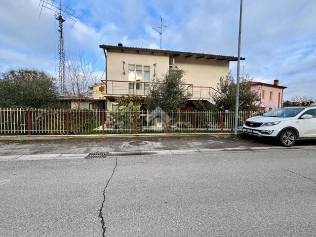 Case e ville in vendita di 191 m² in Via Nullo Baldini, 2