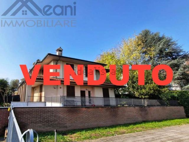 Case e ville in vendita di 192 m² in Via Monte Grappa