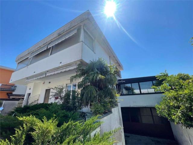 Case e ville in vendita di 192 m² in Via S. Pellico, 15