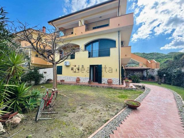 Case e ville in vendita di 192 m² in Viale Magna Grecia, 96
